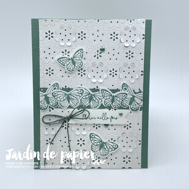 Carte printanière Stampin’ Up! avec Poinçon Fleurs d’œillets, papillons du Lot Voltige amicale et InColor Pin placide