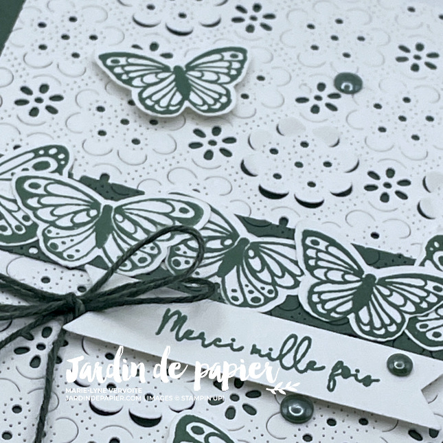 Carte printanière Stampin’ Up! avec Poinçon Fleurs d’œillets, papillons du Lot Voltige amicale et InColor Pin placide